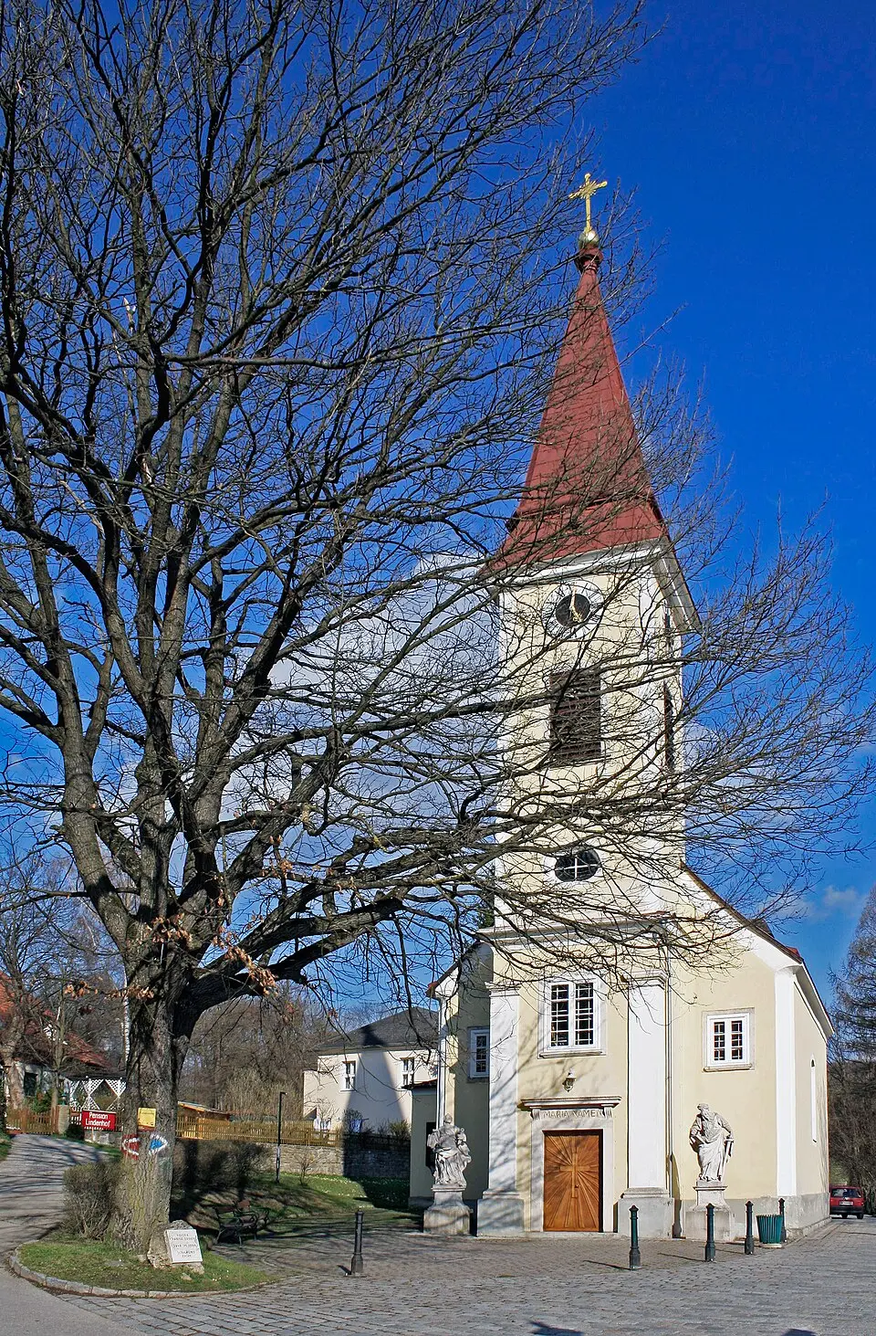 Image: Karl Gruber · CC BY-SA 3.0 Kath. Pfarrkirche Mariae Namen und Figurenbildstöcke hll. Petrus und Paulus