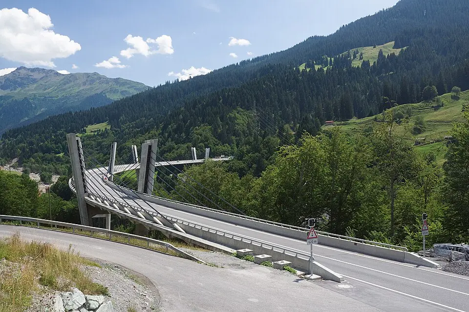 Obrázek: Ikiwaner · CC BY-SA 3.0 Sunnibergbrücke
