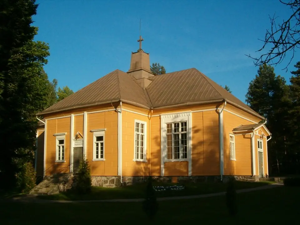 Bild: Pertsaboy · CC BY-SA 3.0 Suomusjärven kirkko