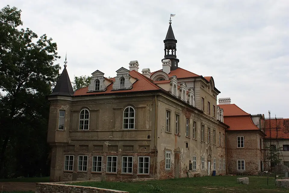 Obrázek: Krokodyl · CC BY 3.0 zámek Svinaře