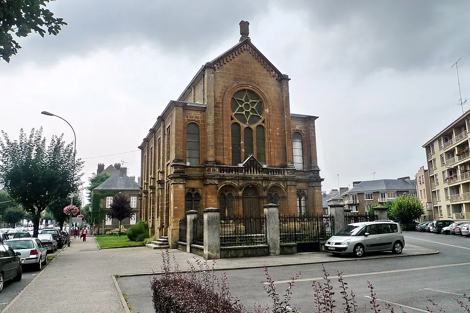 Obrázek: Jpcuvelier · Public domain synagogue de Sedan