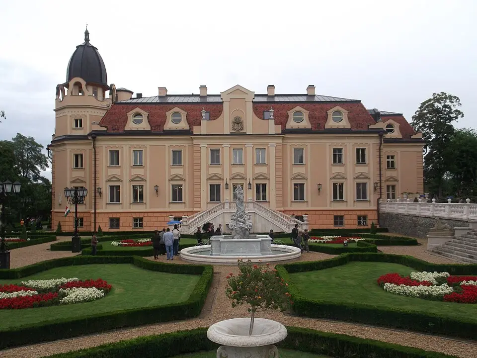 Immagine: Picur0919 · CC BY-SA 3.0 Szapáry-kastély (Sorokpolány)