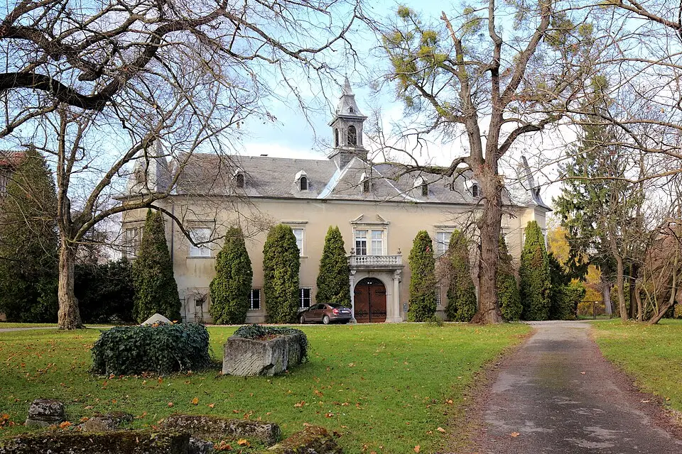 Slika: C.Stadler/Bwag · CC BY-SA 4.0 Schloss Ludwigstorff mit Schüttkasten und zwei Schlossmauerabschnitten