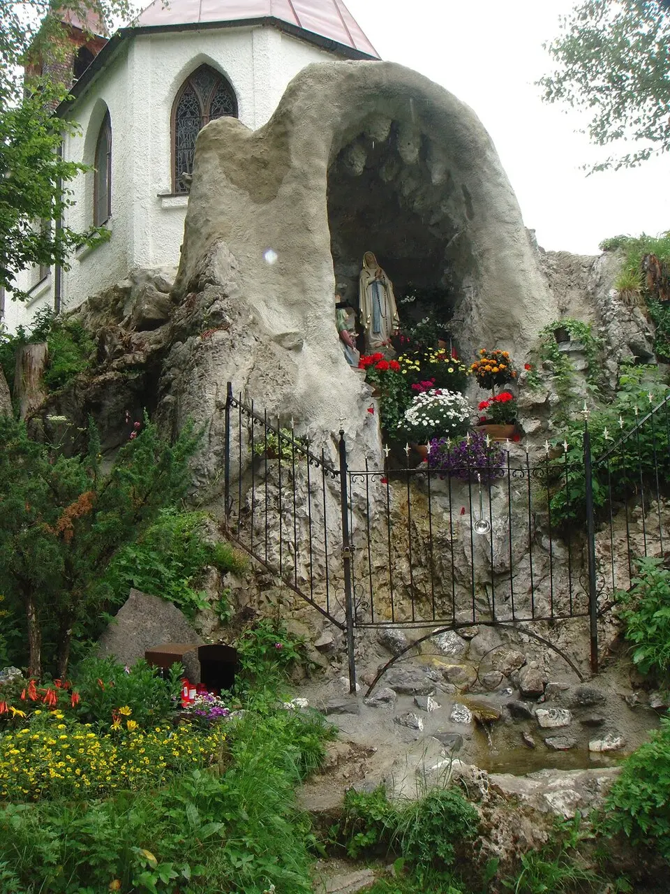Grotte bei der Lourdeskapelle