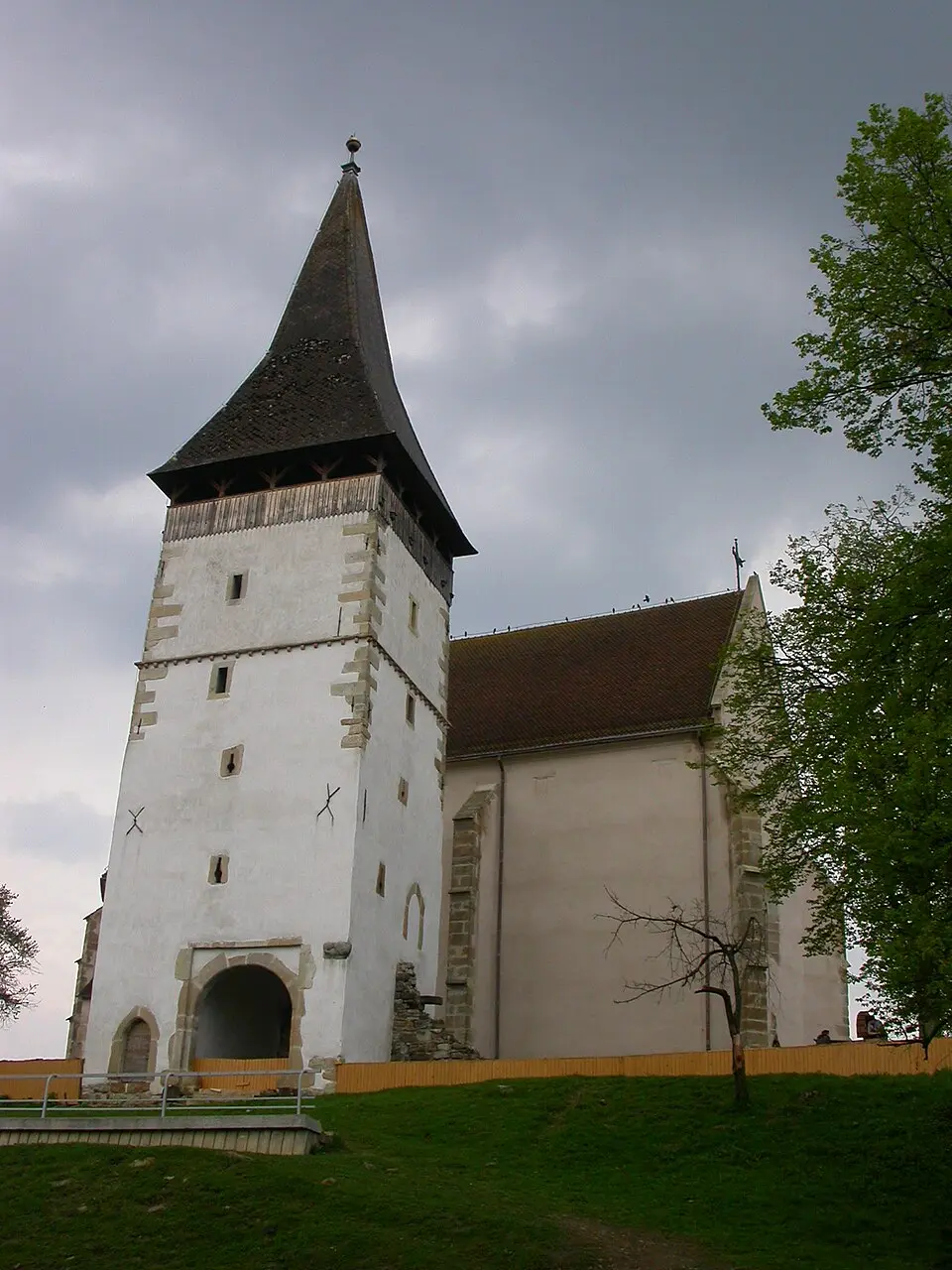 Slika: Andrei kokelburg · CC BY-SA 3.0 RO Biserica medievală din Tărpiu
