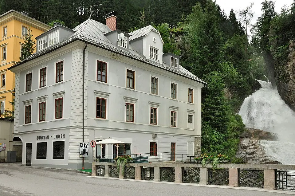 Haus am Wasserfall