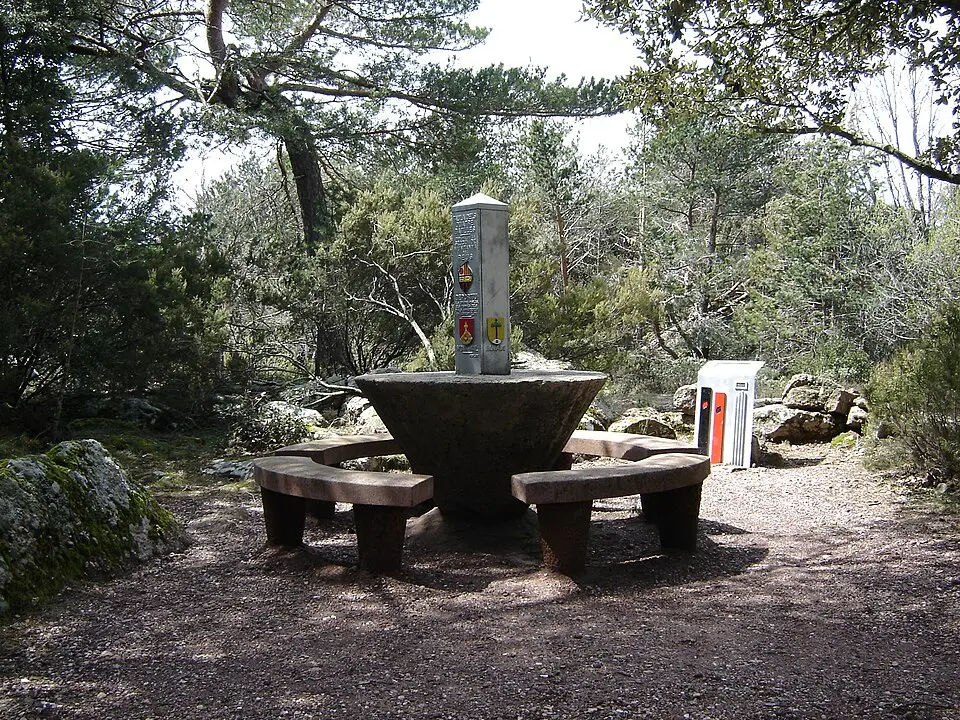 Immagine: Herunter · CC BY-SA 3.0 Taula dels Quatre Batlles
