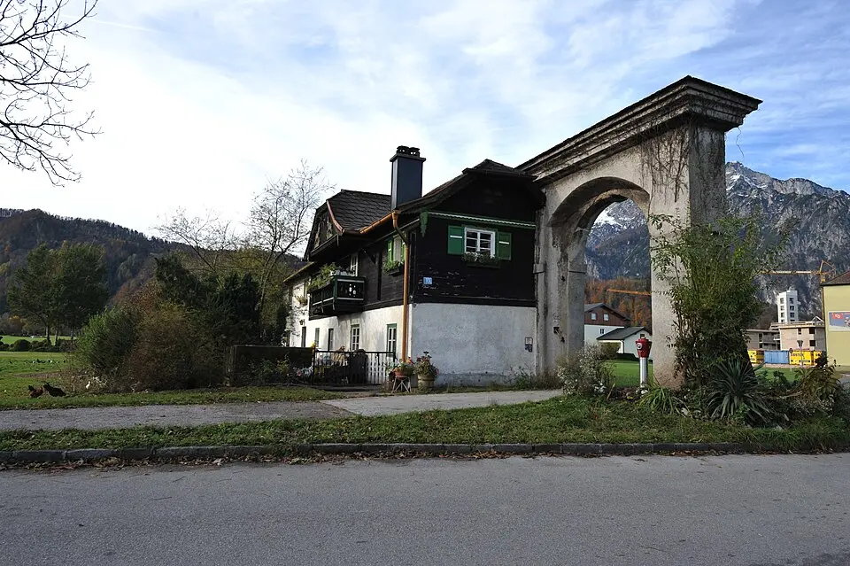 Torhäusl der Schlossmauer des Schlosses Rif