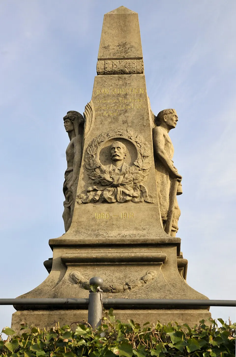 Jean-Schortgen-Monument um Téitenger Kierfecht