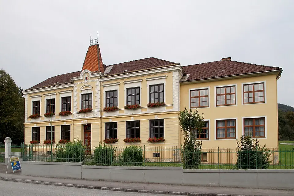Kép: C.Stadler/Bwag · CC BY-SA 3.0 Volksschule