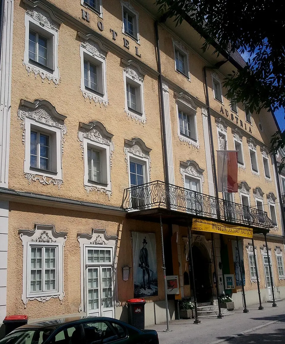 Stadtmuseum, ehem. Hotel Austria, Brahmsdenkmal, Nymphenfigur