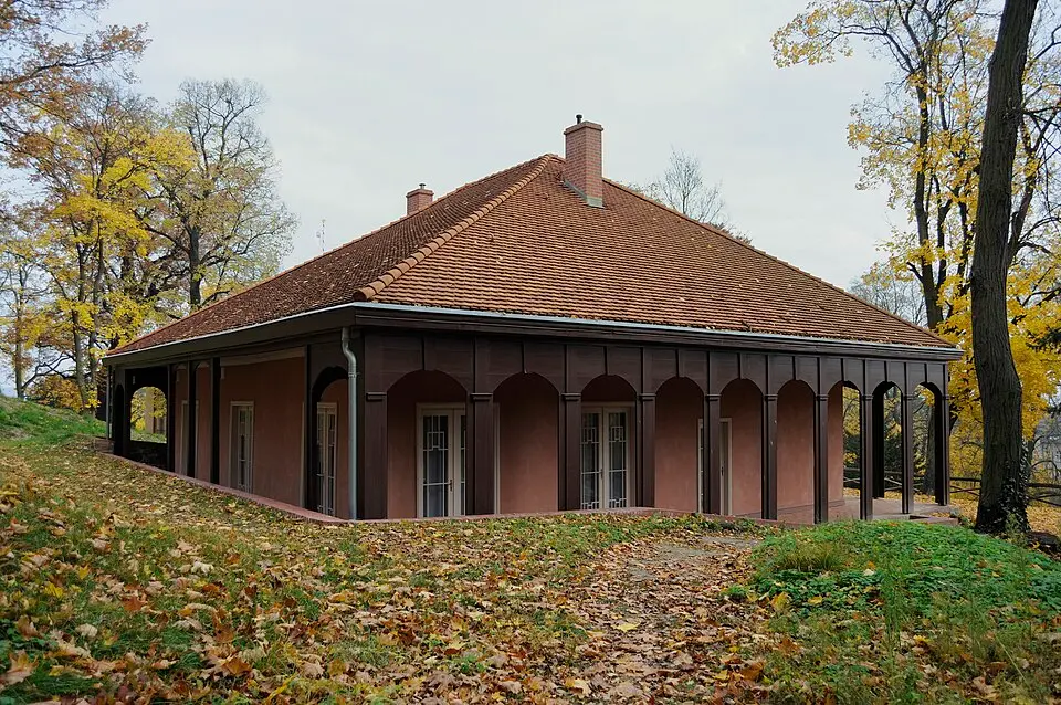Slika: DerHexer, Wikimedia Commons · CC BY-SA 3.0 Teehäuschen