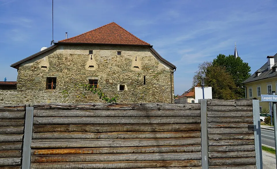 Kép: Naturpuur · CC BY-SA 4.0 Teil der Stadtmauer