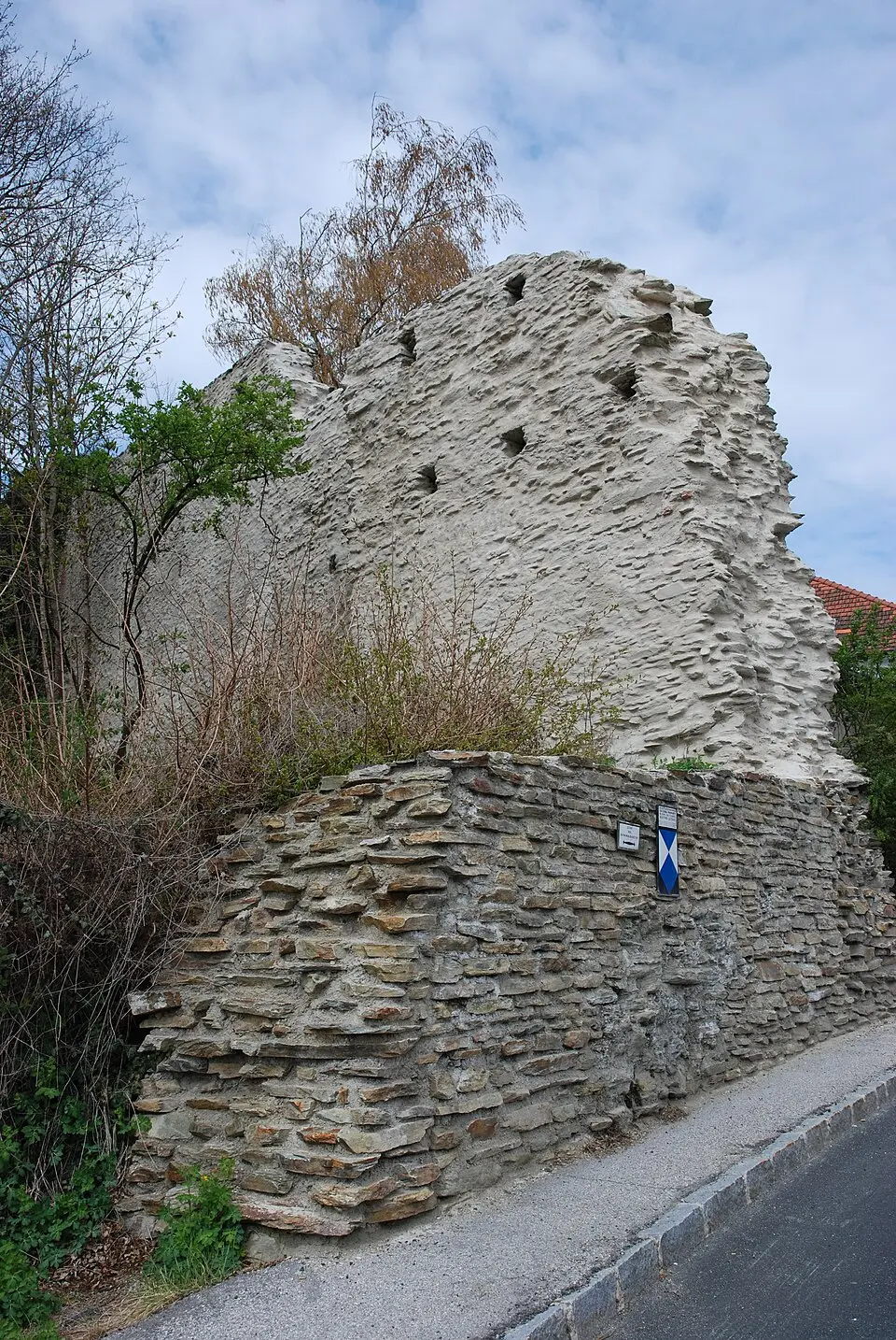 Slika: Ueb-at · CC BY-SA 3.0 Mauern, Teil d.Stadtmauer