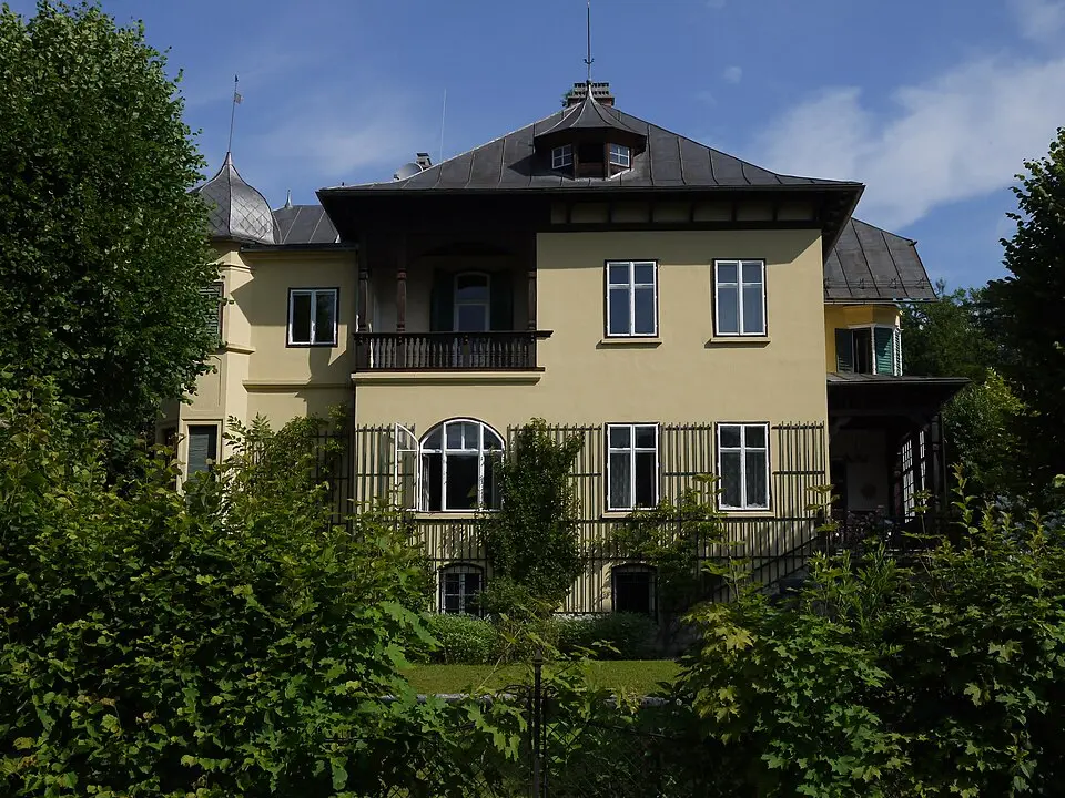 Villa Sarsteiner und Wirtschaftsgebäude