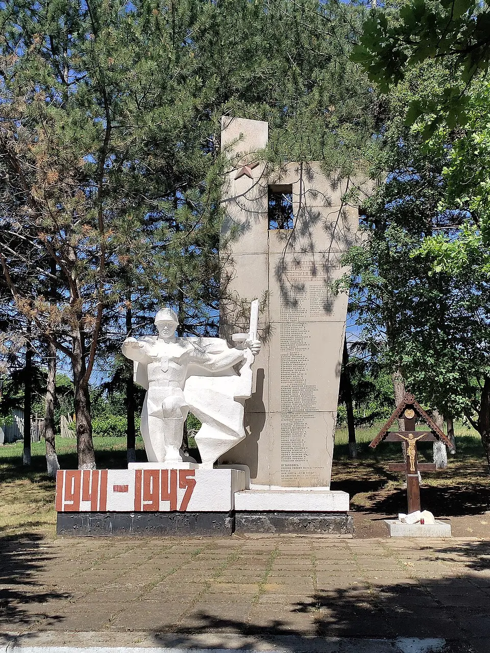 Monument la mormântul comun al ostașilor căzuți (98) în 1944 și în memoria consătenilor căzuți în 1941-1945