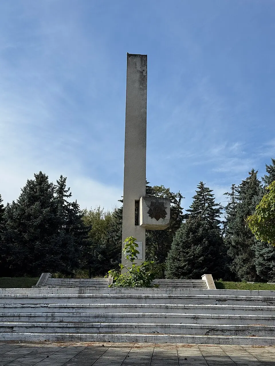 Monument la mormântul comun al ostașilor căzuți (726) în 1944