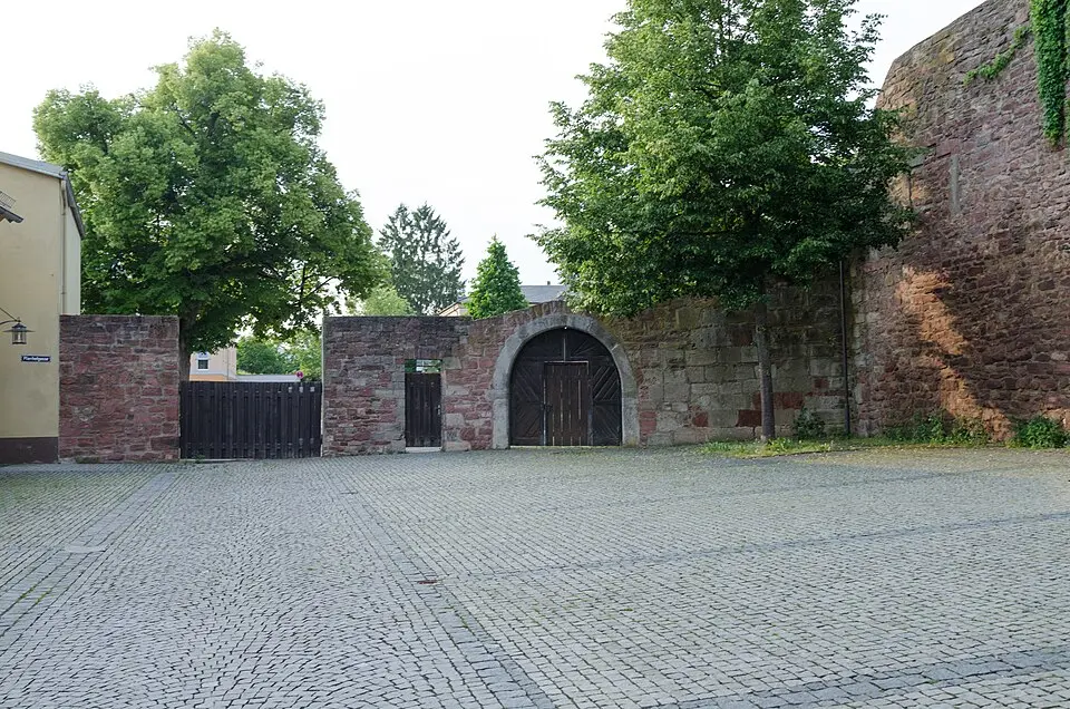 Image: Tilman2007 · CC BY-SA 3.0 Hoftor