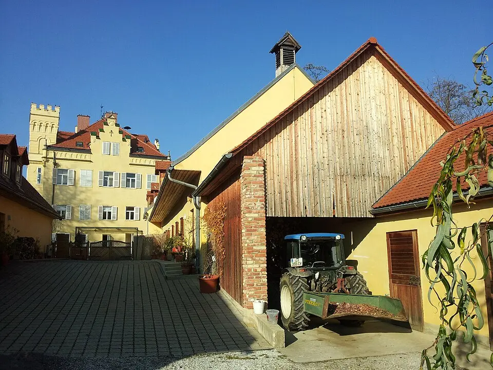 Tennengebäude bei Schloss Lustbühel