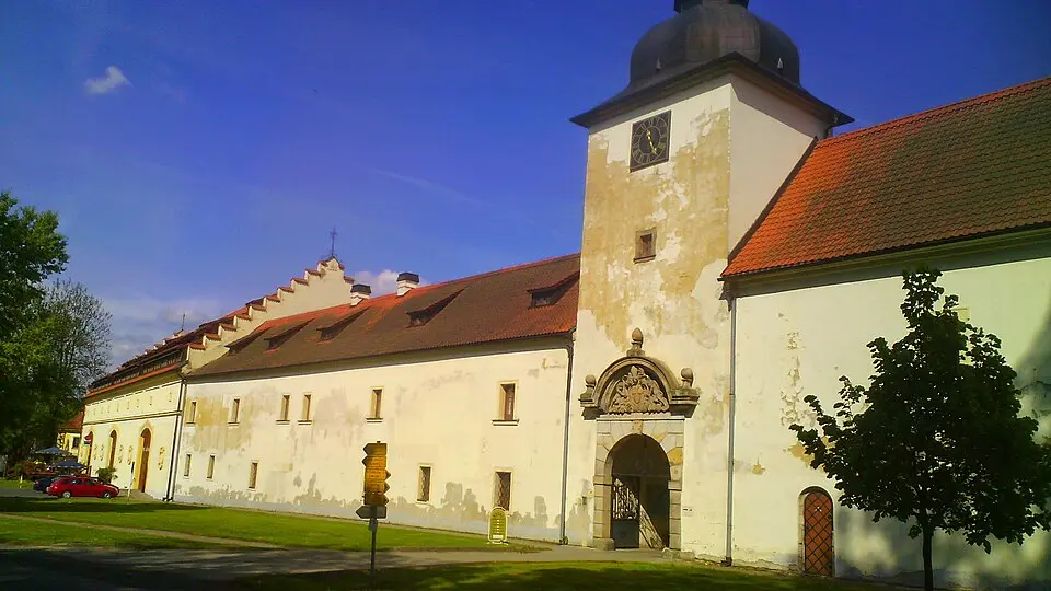 vstupní brána s věží v klášteře Teplá