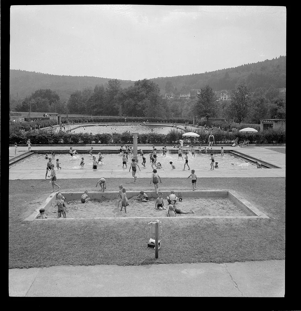 Terrassenschwimmbad