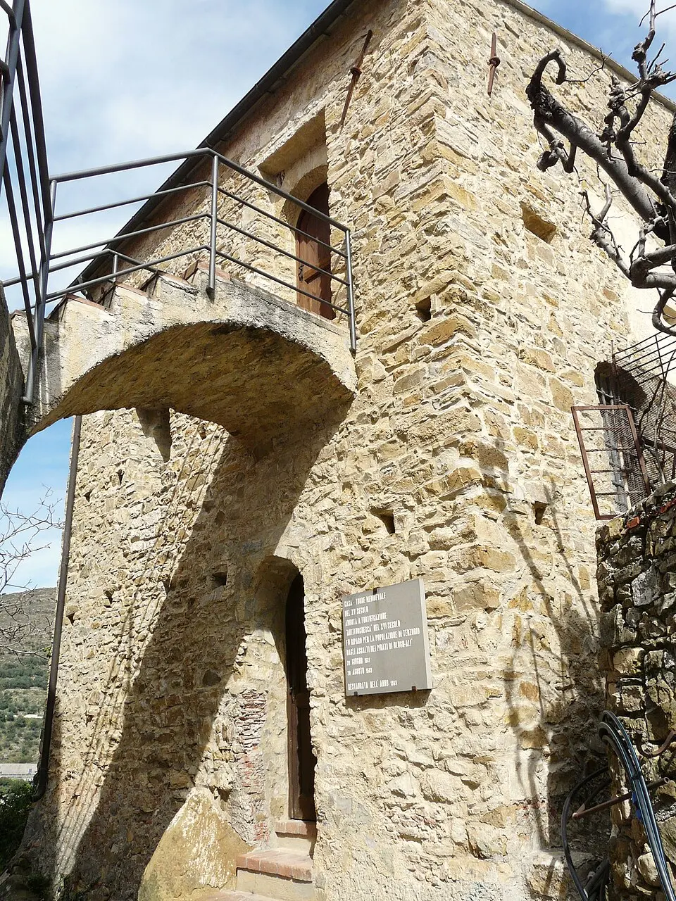 Torre quadrilatera