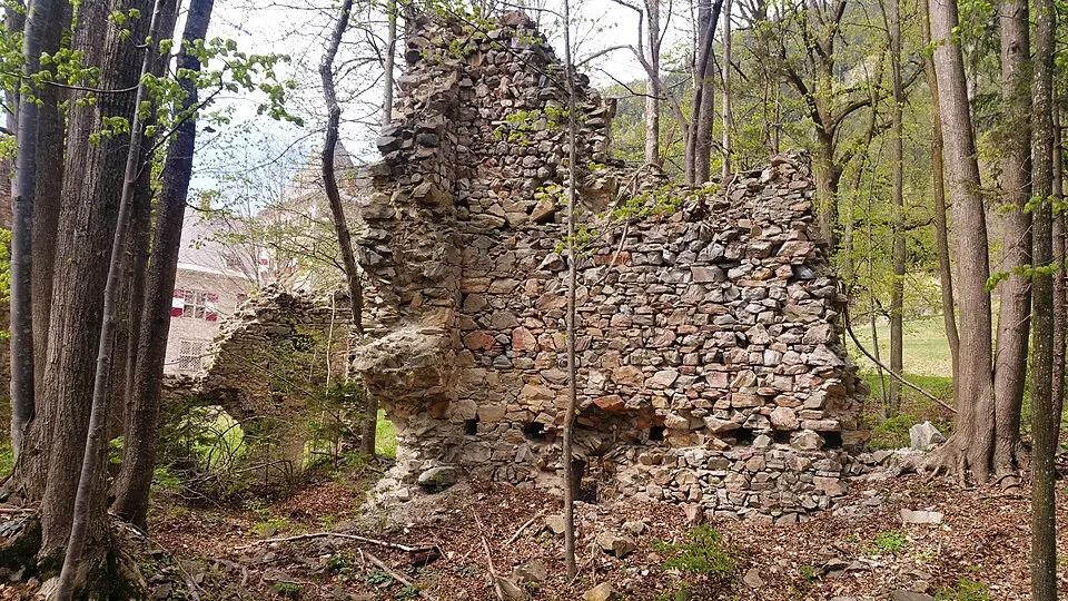 Slika: Krennh1 · CC BY-SA 4.0 Altburg Pux/Schlossruine