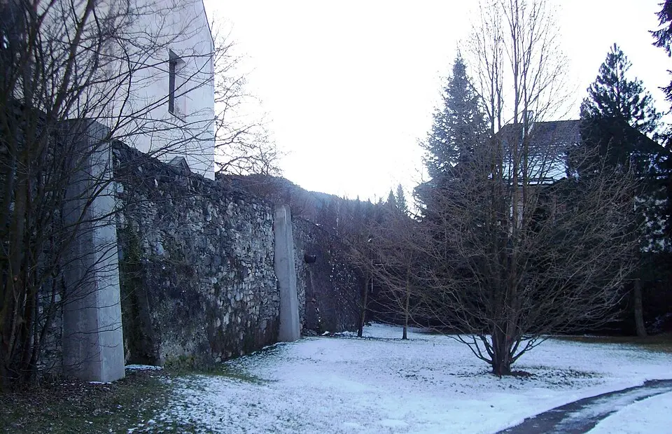 Image: Herbert Krenn · Public domain Wall of Schloss Neu-Teuffenbach