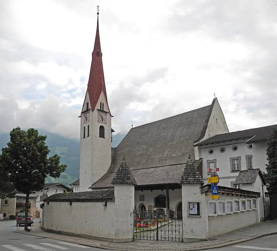 Kath. Pfarrkirche Mariae Himmelfahrt mit Michaels- /Hacklturnkapelle und Altem Friedhof