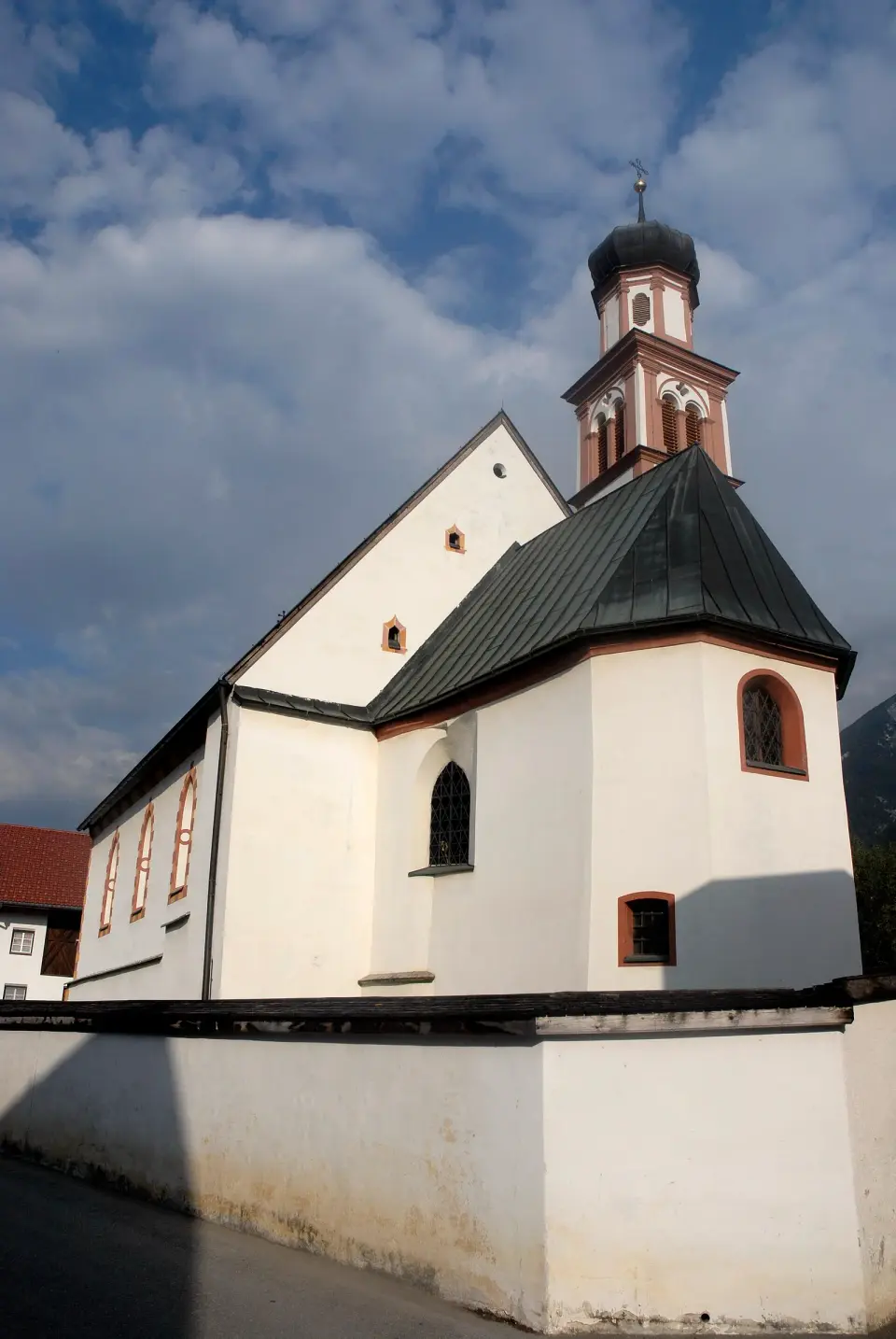 Bild: Haneburger · Public domain Kath. Filialkirche hl. Vigilius und ehem. Friedhofsfläche