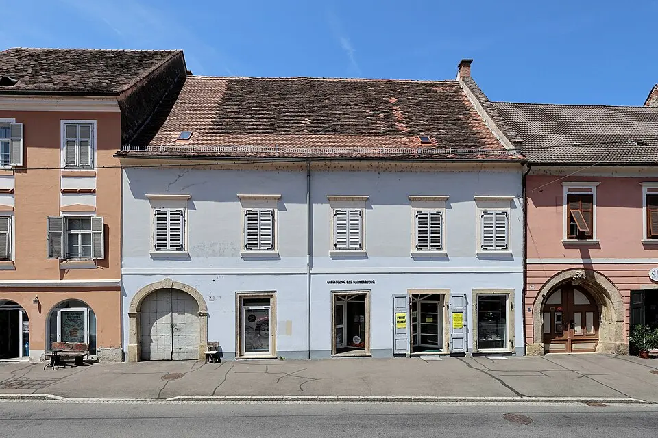 Bürgerhaus mit Scheune und Gartenmauer