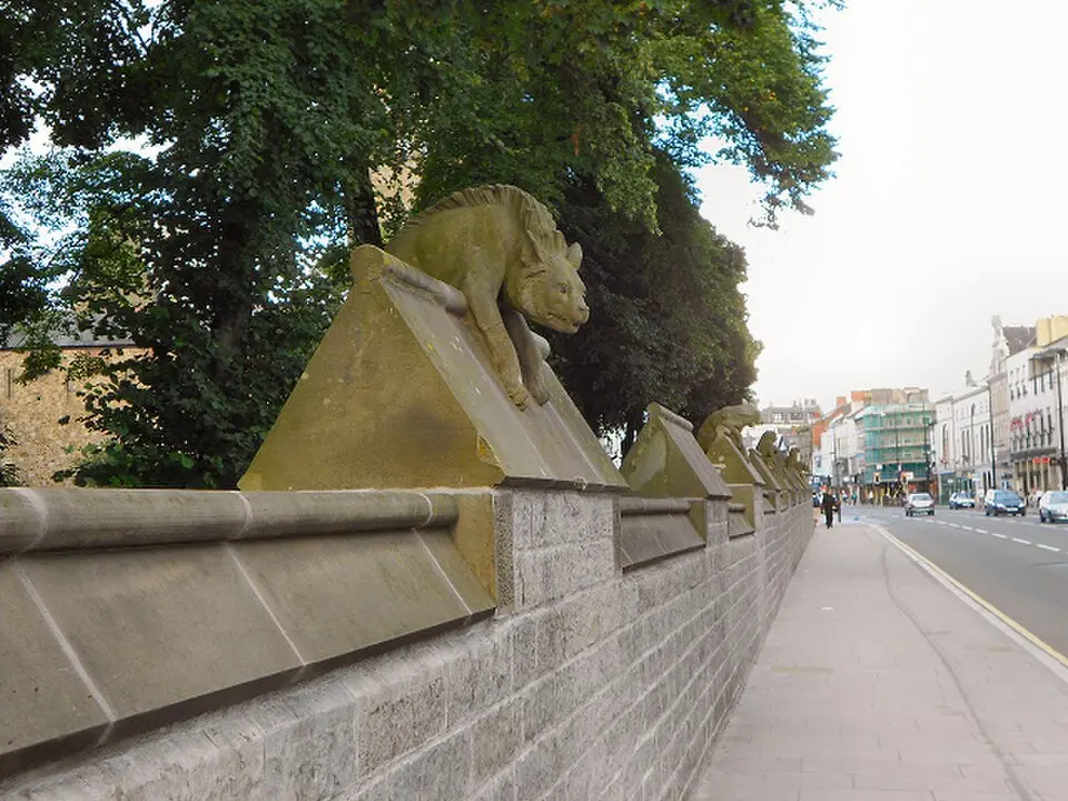 Image: David Dixon · CC BY-SA 2.0 Animal Wall