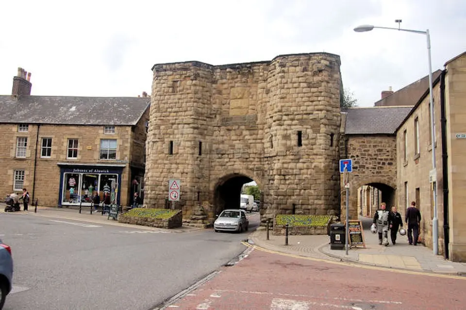 Alnwick town walls