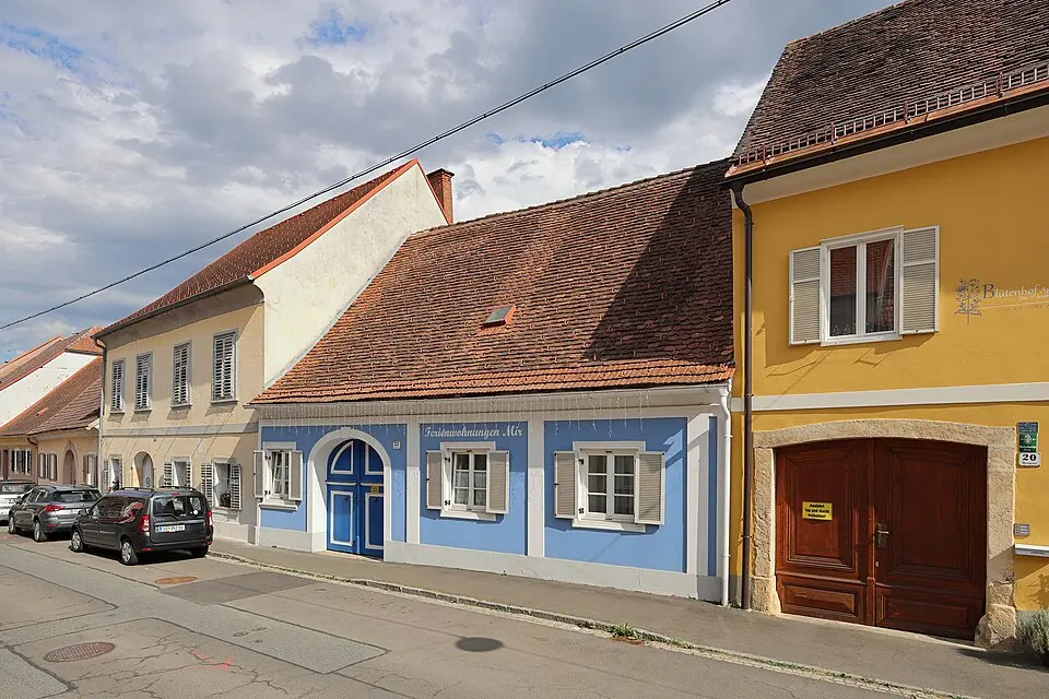 Bürgerhaus mit Hofgebäude und integrierter mittelalterlicher Stadtmauer