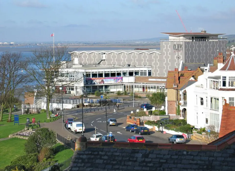 Image: John Allan · CC BY-SA 2.0 Cliffs Pavilion