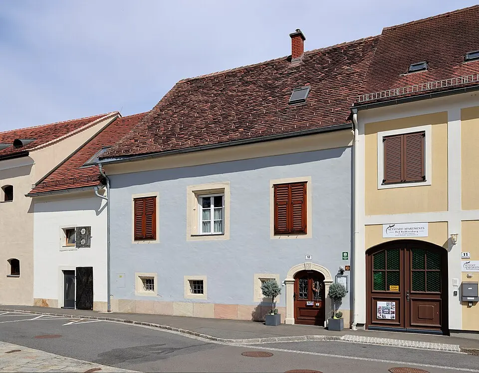 Wohnhaus, ehem. Mesnerhaus, mit Eiskeller