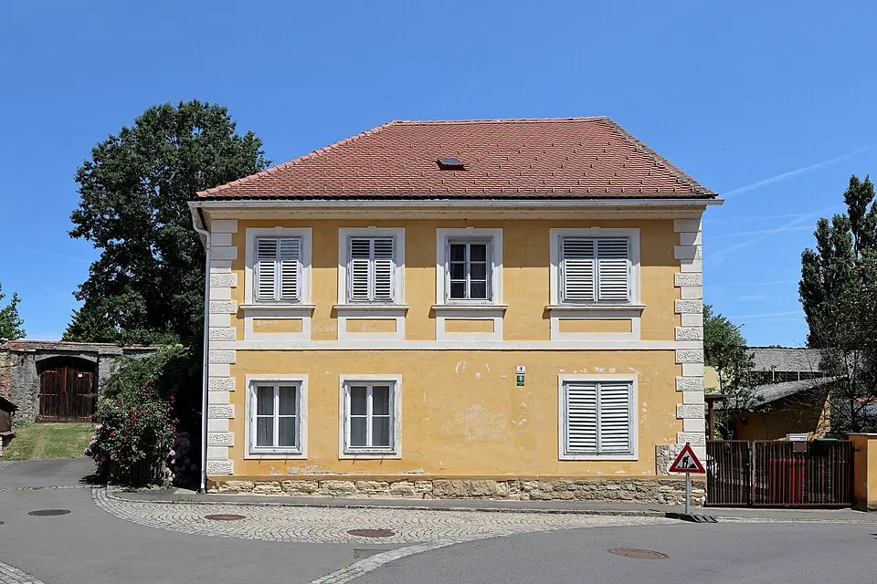 Image: C.Stadler/Bwag · CC BY-SA 4.0 Bürgerhaus mit Teil der mittelalterlichen Stadtmauer
