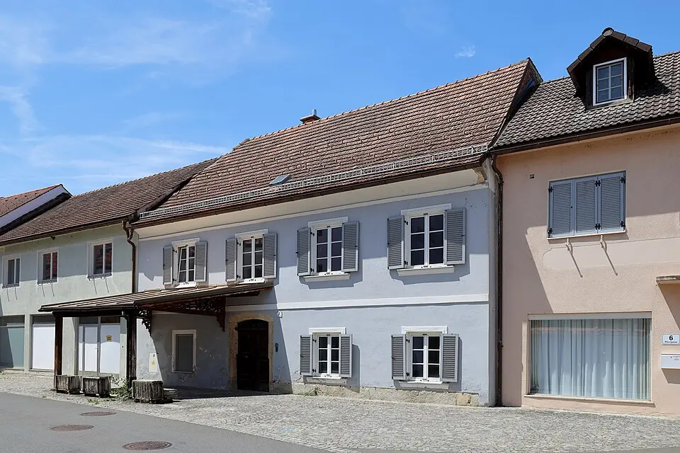 Bürgerhaus mit Teil der mittelalterlichen Stadtmauer