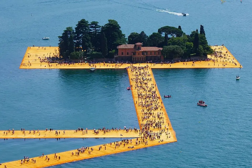 Slika: NewtonCourt · CC BY-SA 4.0 The Floating Piers