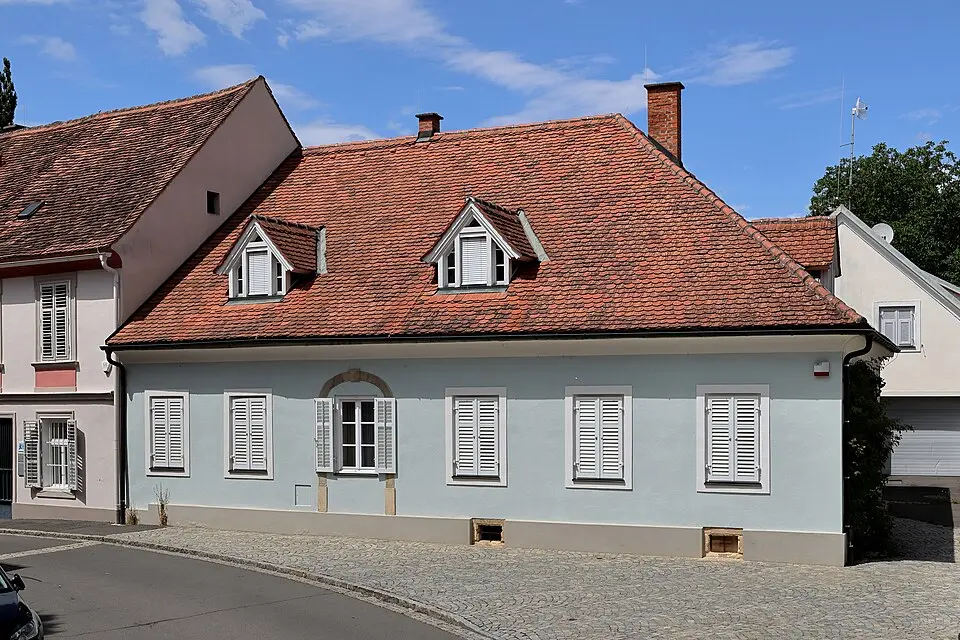 Wohnhaus mit Teil der mittelalterlichen Stadtmauer