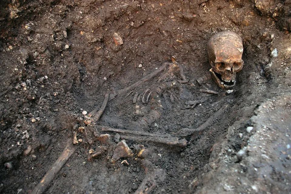 Slika: Richard Buckley, Mathew Morris, Jo Appleby, Turi King, Deirdre O'Sullivan, Lin Foxhall · CC BY 4.0 exhumation of Richard III of England