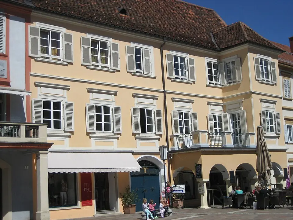 Wohn- und Geschäftshaus