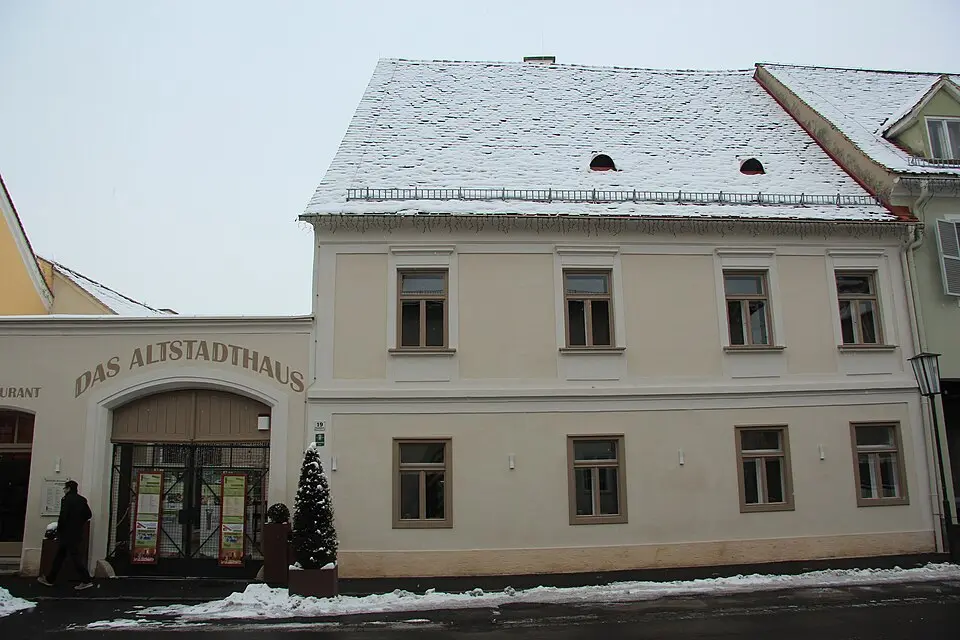 Bürgerhaus Maitzen mit Torbogen und Nebengebäude