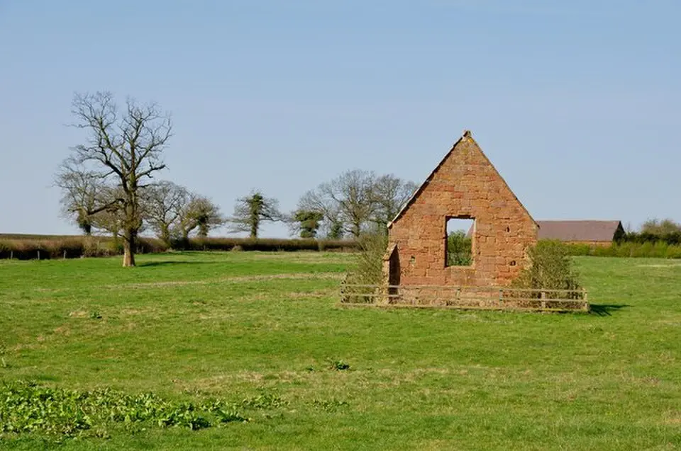 Image: Mick Malpass · CC BY-SA 2.0 Ruins Of Chapel Of The Holy Trinity At Sp 2754 9453