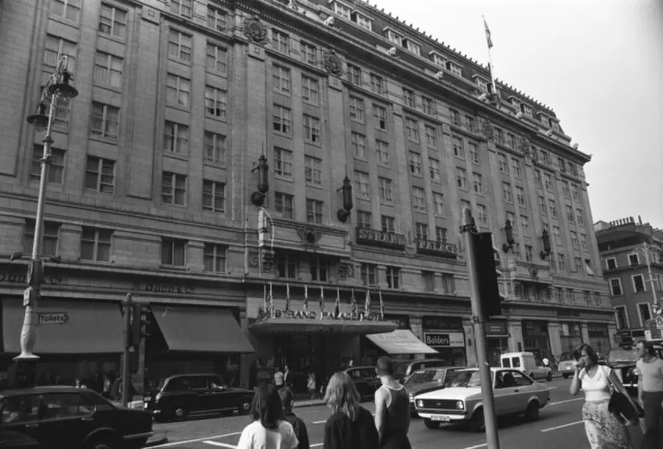 Slika: Chris Allen · CC BY-SA 2.0 Strand Palace Hotel, Strand