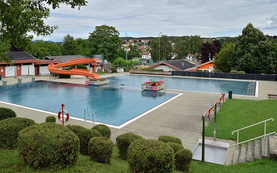 Kép: Haeferl · CC BY-SA 4.0 Freibad Bad Tatzmannsdorf