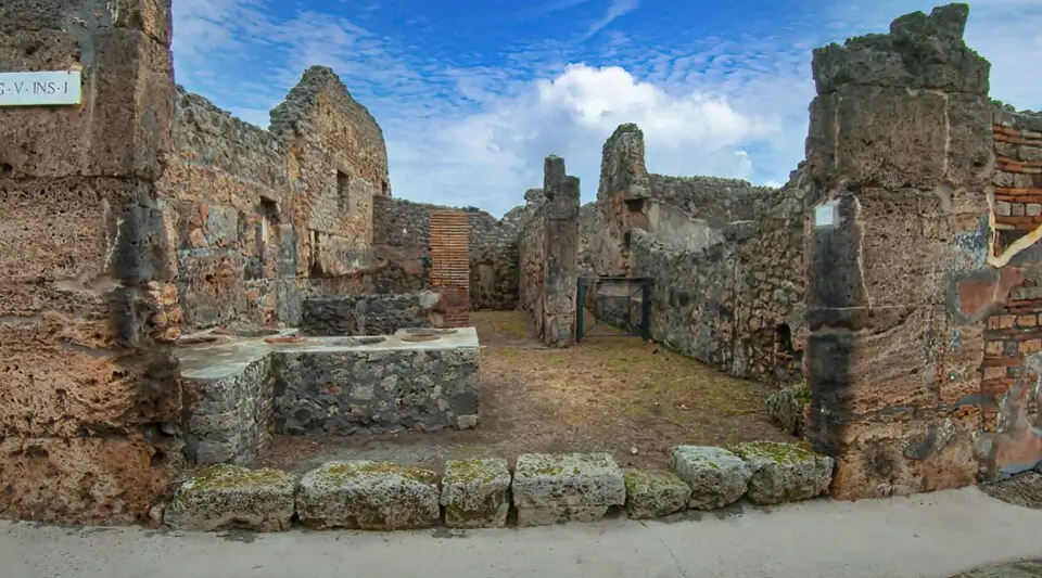 thermopolium di Salvius (V.1.13)
