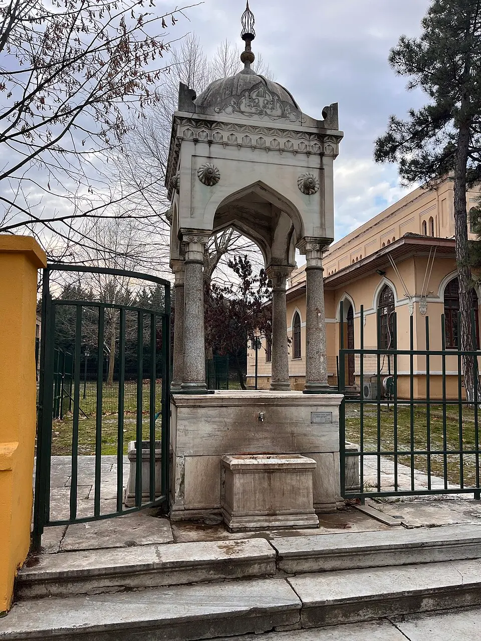 Ticaret Lisesi Çeşmesi