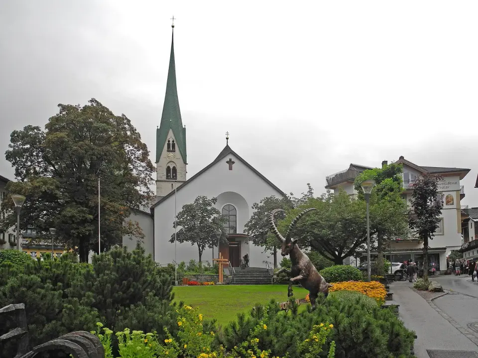 Image: SchiDD · CC BY-SA 4.0 Pfarrkirche Mariä Himmelfahrt