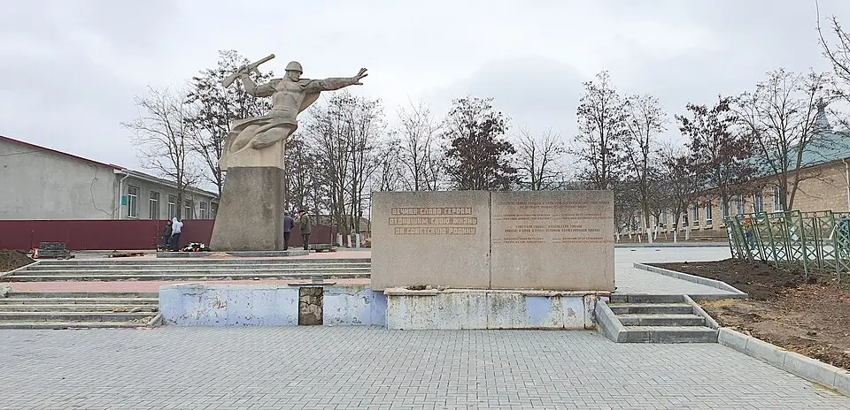 Monument la mormântul ostașilor și în memoria consătenilor căzuți în război (1941-1945)